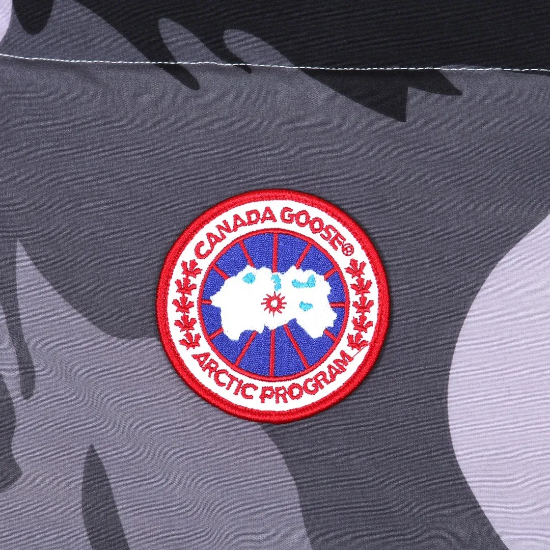 P320 Canada Goose Canada Goose #Freestyle Crew 4154M men's and women's vest down# ➖ Genuine synchronous anti-counterfeiting chip sensor! ➖ Imported Behringer embroidery machine to customize 10,000-needle embroidery logo! ➖ Imported 21-count polyester-cotton blended original fabric, using Feather-Light 10D waterproof coating fabric, made of 84.5% polyester fiber and 15.5% cotton, 100% the best feel in the entire network! ➖ The genuine official website uses the national standard 80 white duck down, and will never be misled by false claims such as 90 down or goose down! ➖ 100% nylon nylon lining with double double-layer sealing design to prevent velvet from running away. Top-grade polar fleece is used in the collar and pockets to keep warm and comfortable! ➖ Yoshida YKK provides original custom-made electroplated sliders. YKK two-way lockable zippers are tight and smooth and will not peel off paint! ➖ 3M composite original Velcro is durable, and all accessories and hardware are disassembled and customized!  SIZE: XS S M L XL XXL [Attached: Size chart]